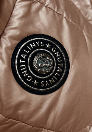 Krótka kurtka z dzianinowymi rękawami karmelowa (B8188-101)