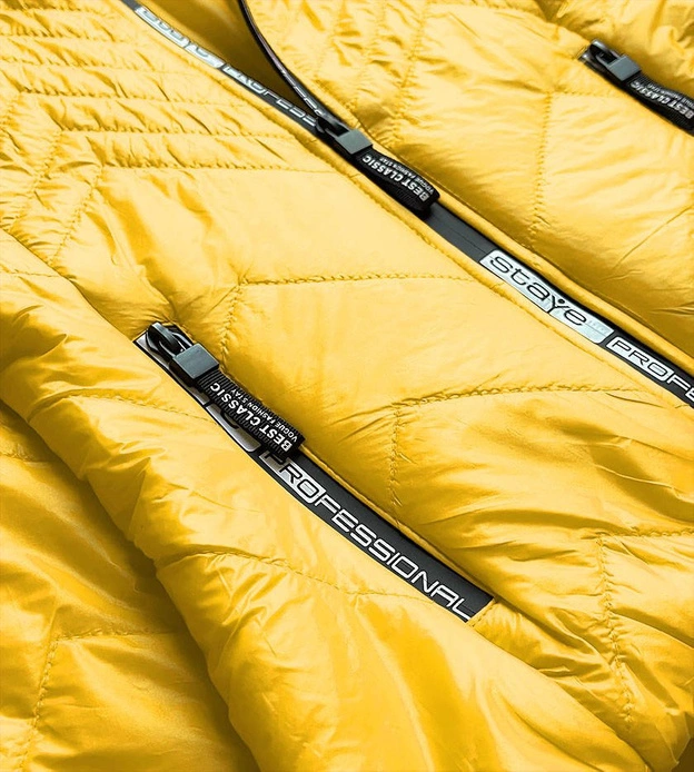 Krótka pikowana kurtka damska z kapturem żółta (b9566)