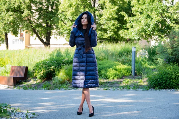 PIKOWANY PŁASZCZ Z WYSOKĄ STÓJKĄ I KAPTUREM GRANATOWY (J9-062)