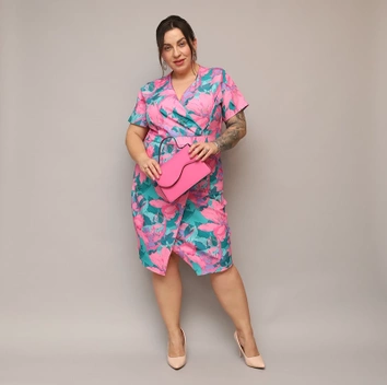 Kopertowa sukienka do kolan w kwiaty róż-zielony (742)