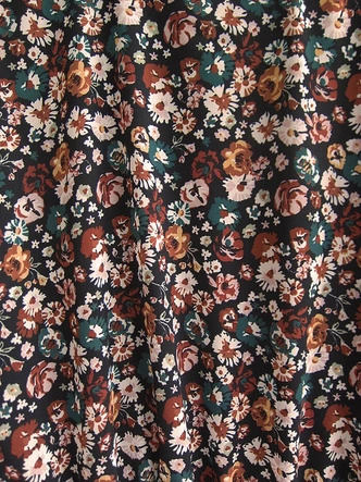 ZWIEWNA SUKIENKA W KWIATKI CZARNA (563ART)