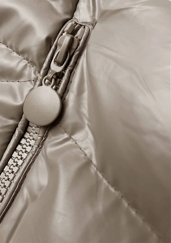 Krótka kurtka zimowa z kapturem beżowa (5M3138-62)