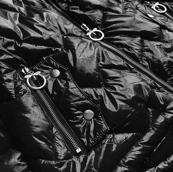 PIKOWANA KURTKA DAMSKA Z KAPTUREM CZARNA (B9562)