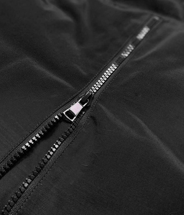 Zimowa kurtka damska z łączonych materiałów czarna (7708)