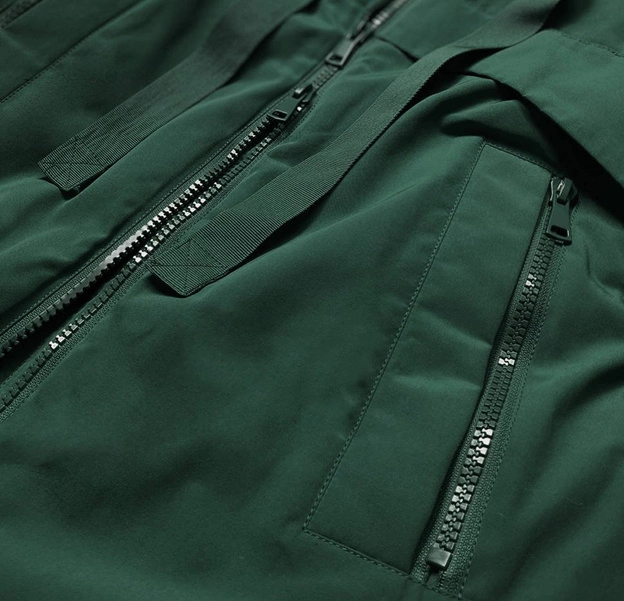 ZIMOWA KURTKA DAMSKA Z ŁĄCZONYCH MATERIAŁÓW CIEMNOZIELONA (7708)