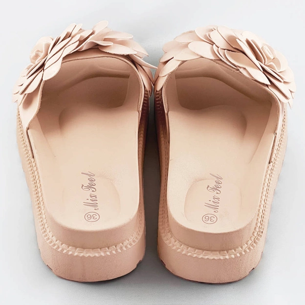 Damskie klapki z kwiatkiem beżowe (cm-41)