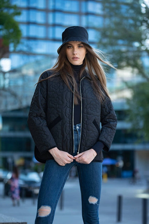 Cienka kurtka damska z ozdobnym pikowaniem czarna (jin226)