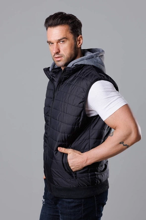 Pikowany bezrękawnik męski z kapturem czarny (8M983-392)