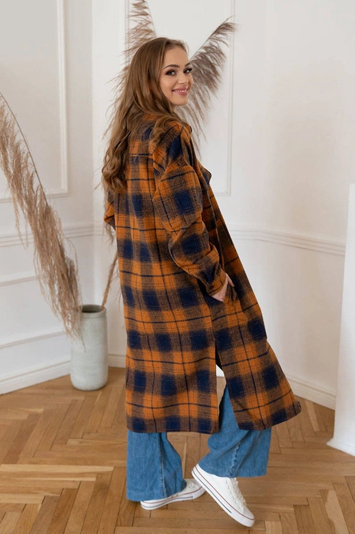 Koszulowy damski płaszcz w kratę brązowo-granatowy (8424)