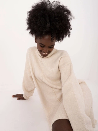 Dzianinowa sukienka z golfem jasnobeżowa (0547)