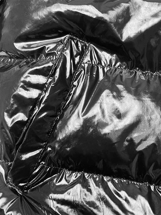 Błyszcząca kurtka damska z kapturem czarna (5M3172-392)