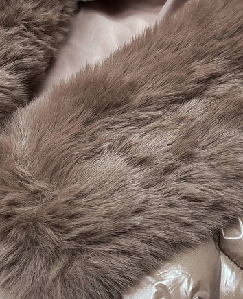 Pikowana kurtka zimowa damska obszyta futrem beżowa (1209)