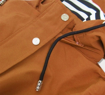 DAMSKA KURTKA Z PODSZEWKĄ W PASKI KARMELOWA (W661)