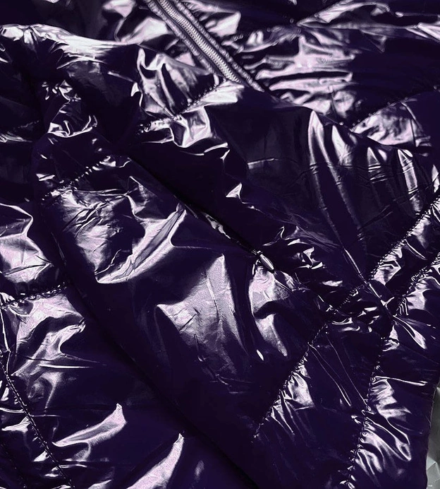 Błyszcząca pikowana kurtka damska z kapturem granatowa (b9560)