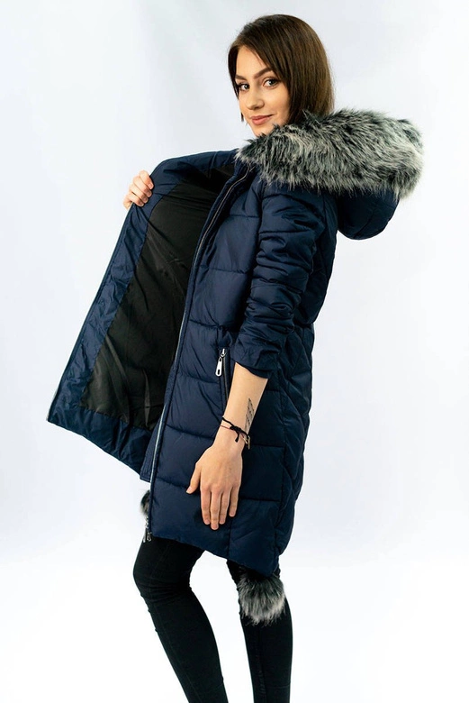 KURTKA DAMSKA ZIMOWA Z WYDŁUŻONYMI BOKAMI GRANATOWA (GWW6788X)