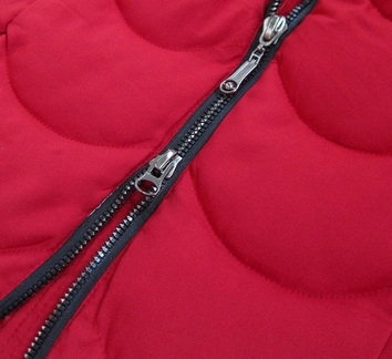 PIKOWANA KURTKA Z KAPTUREM CZERWONA (1906)