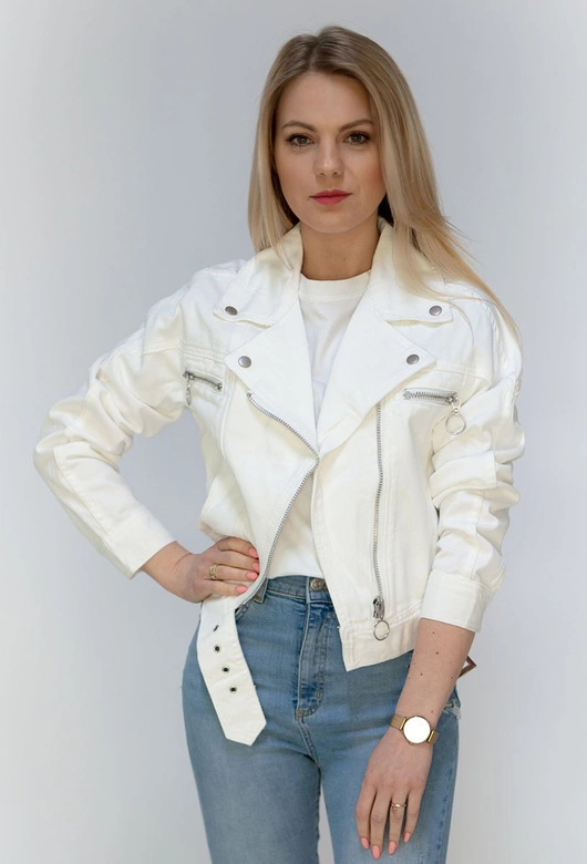 KRÓTKA JEANSOWA DAMSKA KURTKA Z KOŁNIERZEM BIAŁA (H115)