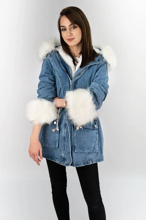 DAMSKA KURTKA JEANSOWA Z FUTRZANĄ PODPINKĄ NIEBIESKO - BIAŁA (T2870)
