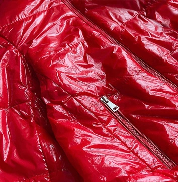 KRÓTKA PIKOWANA KURTKA DAMSKA ZE STÓJKĄ CZERWONA (B9567)