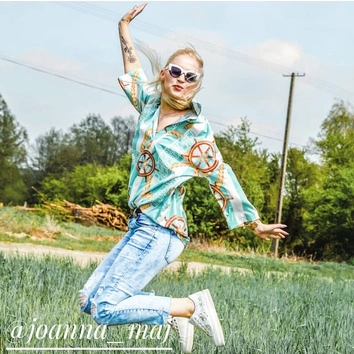 KOSZULA OVERSIZE WE WZORY BIAŁO-BŁĘKITNA (301ART)