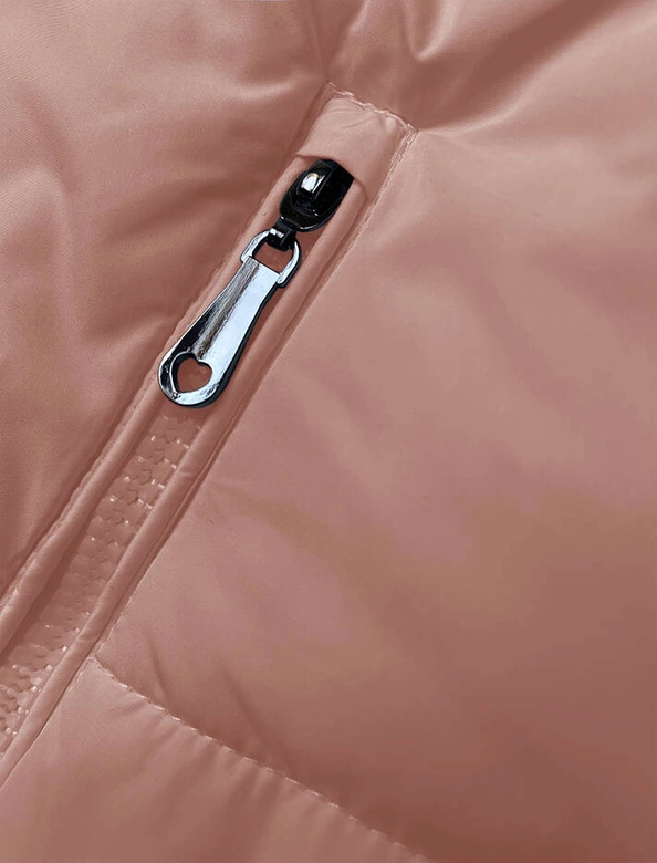 Krótki puchowy bezrękawnik damski ze stójką różowy (16M9092-51)