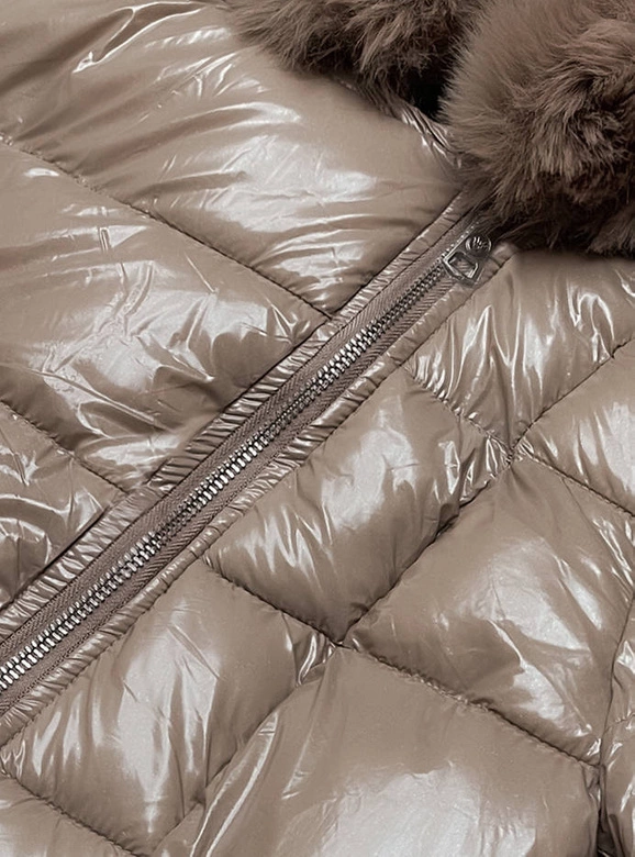 Pikowana kurtka zimowa damska obszyta futrem beżowa (1209)