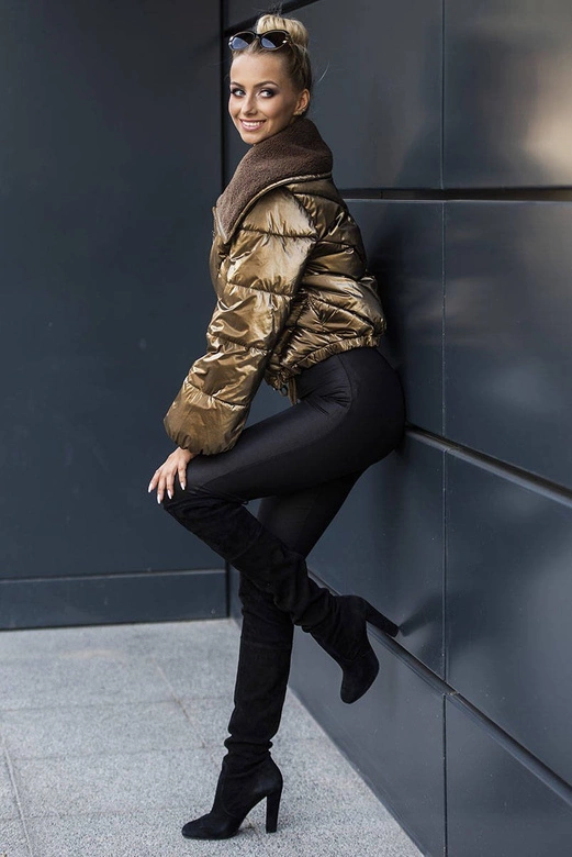 KRÓTKA KURTKA OVERSIZE Z SZEROKIMI RĘKAWAMI BRĄZOWA (J9-016)