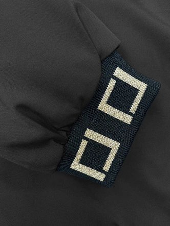 Krótka kurtka z ozdobnymi ściągaczami czarna (16M9083-392)