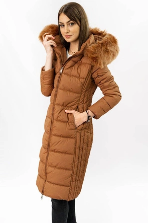 DŁUGA KURTKA DAMSKA ZIMOWA Z KAPTUREM KARMELOWA (7753)