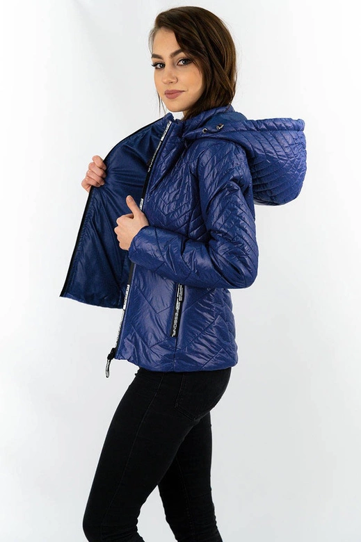Krótka pikowana kurtka damska z kapturem granatowa (b9566)