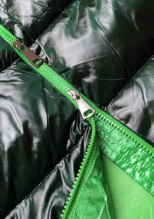 Długa zimowa kurtka damska z kontrastową podszewką zielona (j9-063)