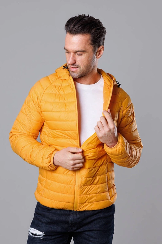 Pikowana kurtka męska z kapturem kurkuma (HM112-10)