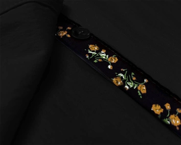 Bluzka z ozdobnym wykończeniem czarna (YX013)