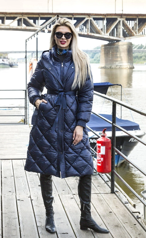 Długa kurtka puchowa damska granatowa (ag1-j9081)