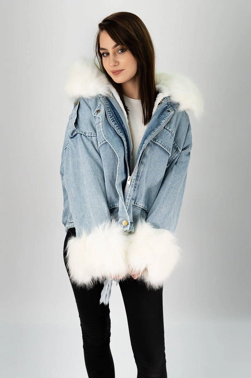 DAMSKA KRÓTKA KURTKA JEANSOWA Z FUTRZANĄ PODPINKĄ NIEBIESKO - BIAŁA (T2866)