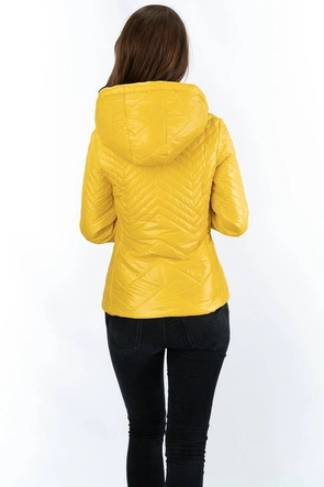 Krótka pikowana kurtka damska z kapturem żółta (b9566)