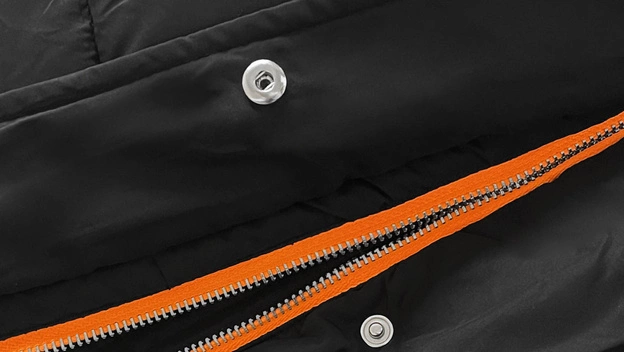 Puchowa kurtka damska z ozdobnymi taśmami czarna (AG2-J85)