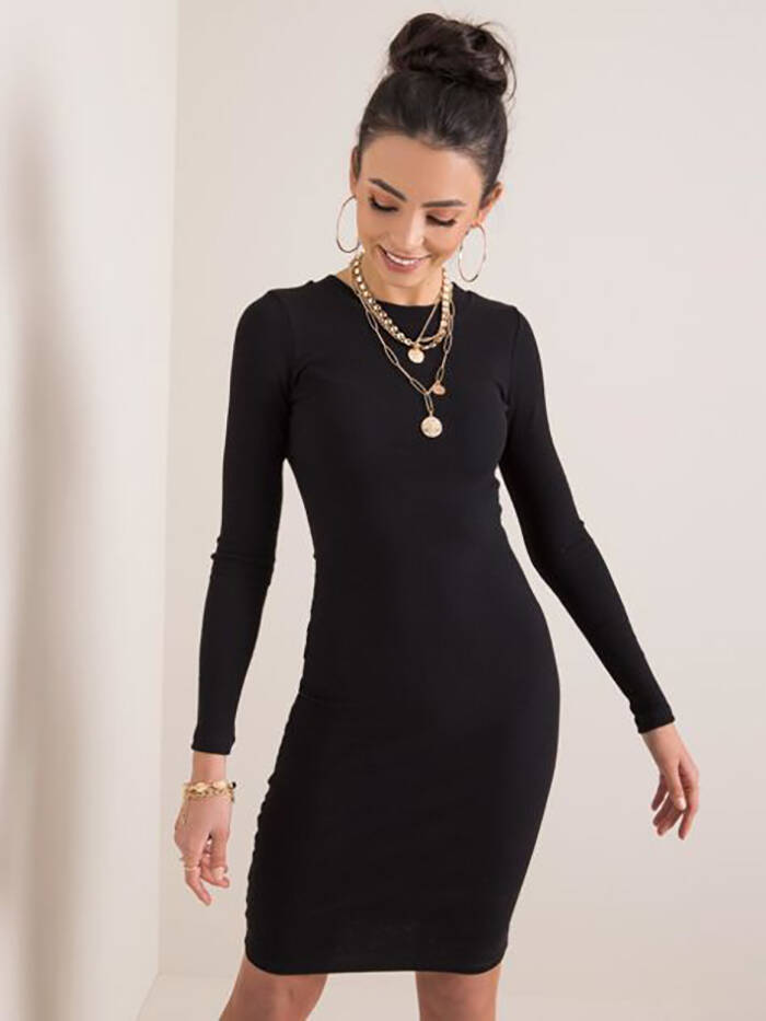 Dopasowana sukienka w prążki z okrągłym dekoltem czarna (5131)