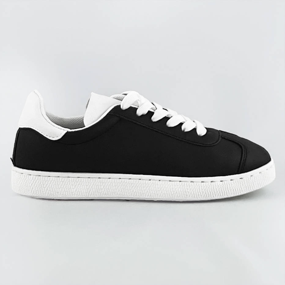 Sznurowane sneakersy damskie czarno-białe (bf-025)